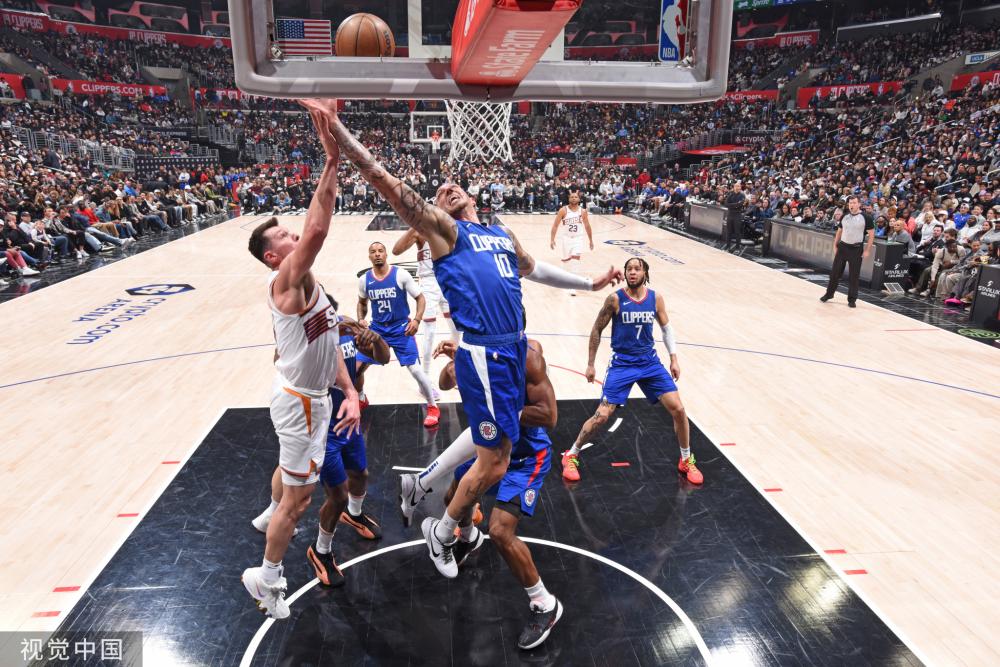 曼联社媒：俱乐部球迷团体在老特拉福德组织免费社区厨房活动.